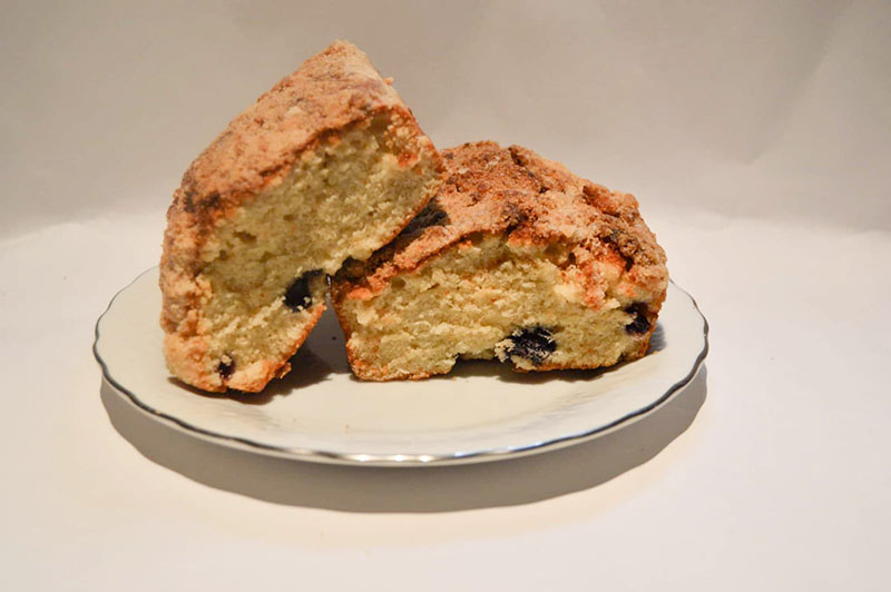 Budín de arándanos cubierto con crumble