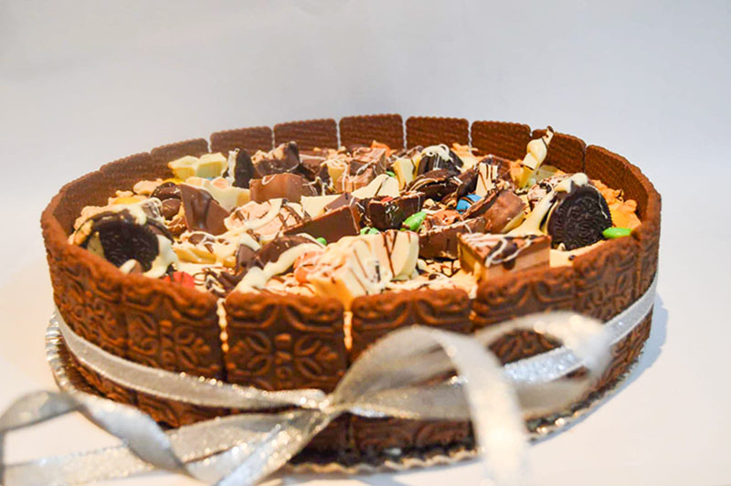 imagen de Chocotorta decorada con golosinas surtidas